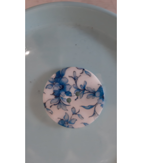 Bouton nacre fond blanc fleurs bleues 30mm